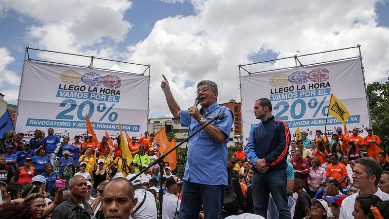 La oposición venezolana dialogará con condiciones y presionará en la calle para lograr el revocatorio