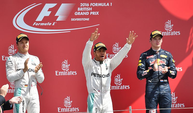 Hamilton gana en casa y se pone a un punto del sancionado Rosberg