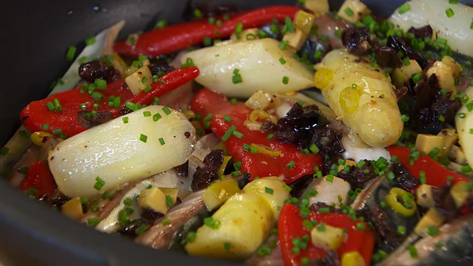 Torres en la cocina - Receta de caballa con pimientos del piquillo y espárragos