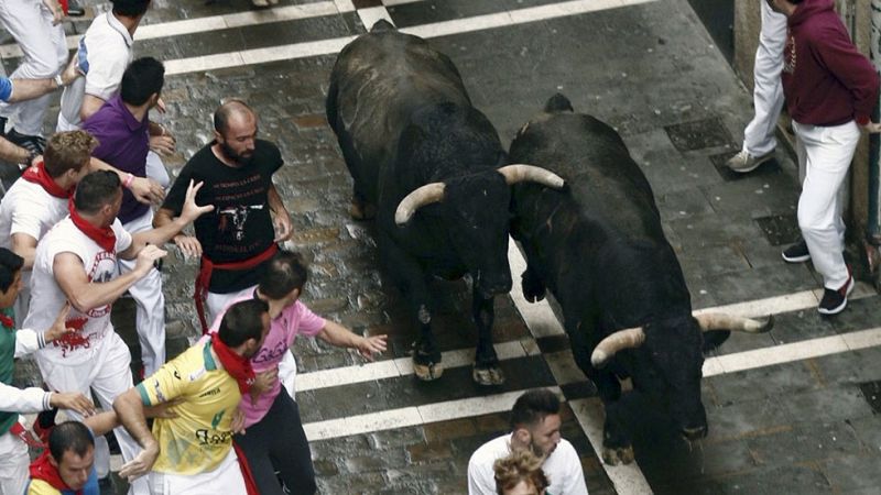 Séptimo encierro de San Fermín 2016 rápido con un toro adelantado que ha creado peligro