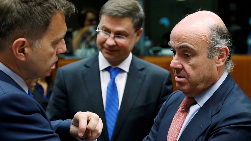 El Gobierno se compromete con Bruselas a cerrar los presupuestos de 2016 en julio
