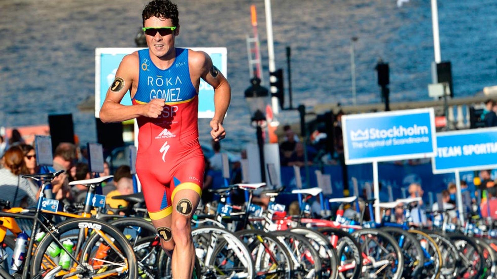 El campeón del mundo de triatlón, Javier Gómez Noya, se perderá los Juegos de Río 2016 al haber sufrido una fractura en su brazo izquierdo.