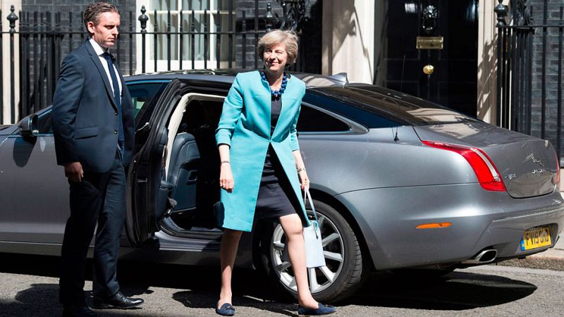 Theresa May llena su Gobierno de partidarios del 'Brexit', aunque deja fuera a su rival Michael Gove