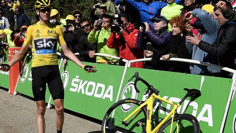 Froome tiene que subir a pie parte del Mont Ventoux por avera y no pierde el maillot por decisin de los jueces