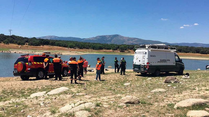 Dos muertos al caer un helicóptero al embalse de Valmayor, en Madrid