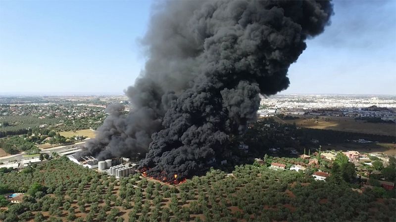 Declarado un incendio en la fábrica de Ybarra en Dos Hermanas