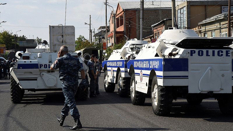 Un grupo de hombres armados toma rehenes en una comisaría de Armenia