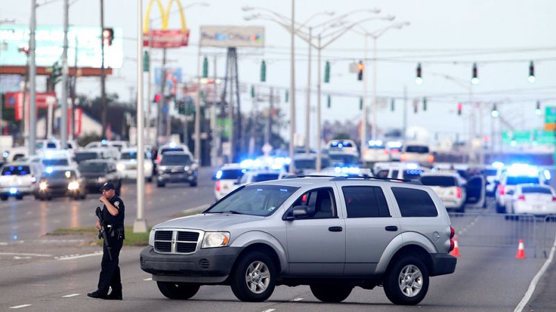 Tres policías mueren tiroteados en Baton Rouge en plena tensión racial en EE.UU.