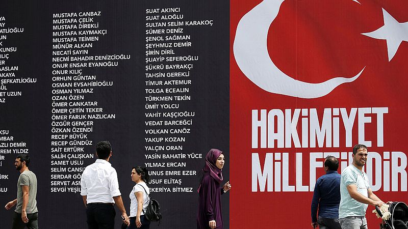 Las autoridades prohíben a los profesores de las universidades salir de Turquía