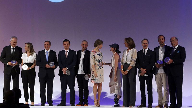 Flash Moda y Roberto Torretta reciben el Premio Nacional de Moda de manos de la reina Letizia