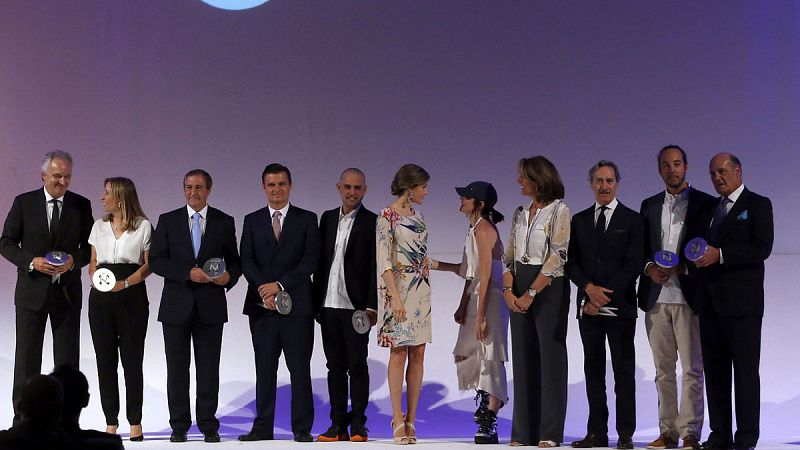 Flash Moda y Roberto Torretta reciben el Premio Nacional de Moda de manos de la reina Letizia