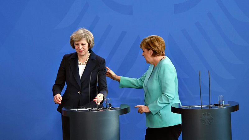 May avisa a Merkel de que Reino Unido no activará la salida de la UE antes de fin de año