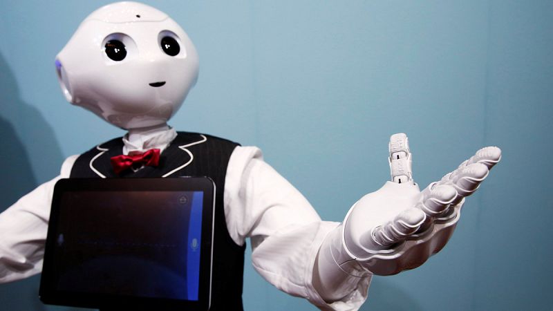 Uniformes para trabajar, lo último para personalizar -y humanizar- al robot japonés Pepper