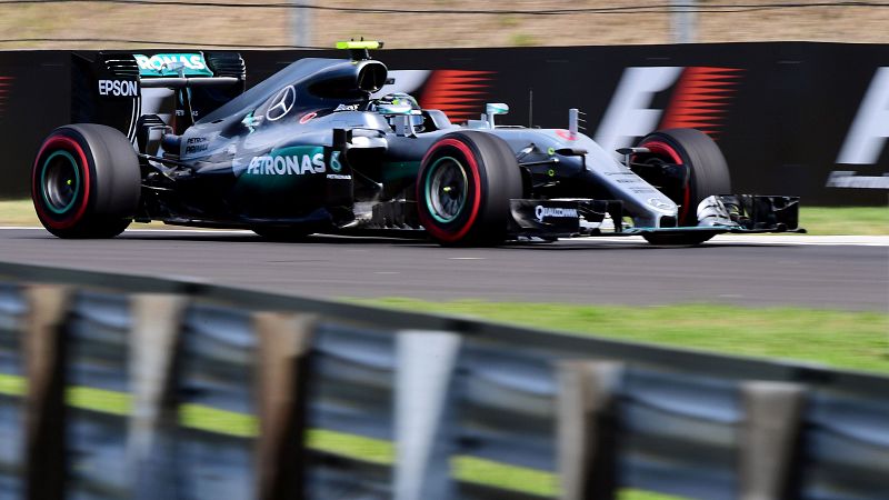 Rosberg logra el mejor tiempo en los libres tras aprovechar un percance de Hamilton