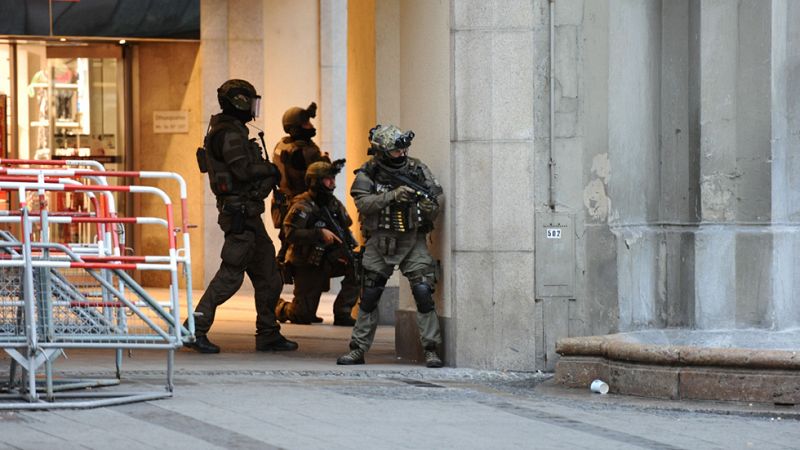 La policía busca en Múnich a tres personas armadas tras un tiroteo con nueve muertos