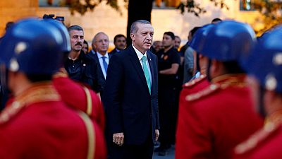 Erdogan cierra ms de 2.300 instituciones privadas en el primer decreto tras el estado de emergencia
