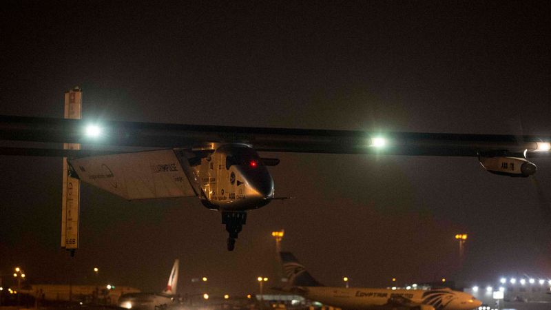 El avión Solar Impulse II completa la vuelta al mundo con su llegada a Abu Dabi