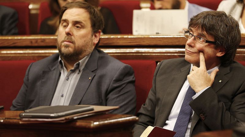 JxSí y la CUP desobedecen al Constitucional al avalar en el Parlament una vía unilateral a la independencia