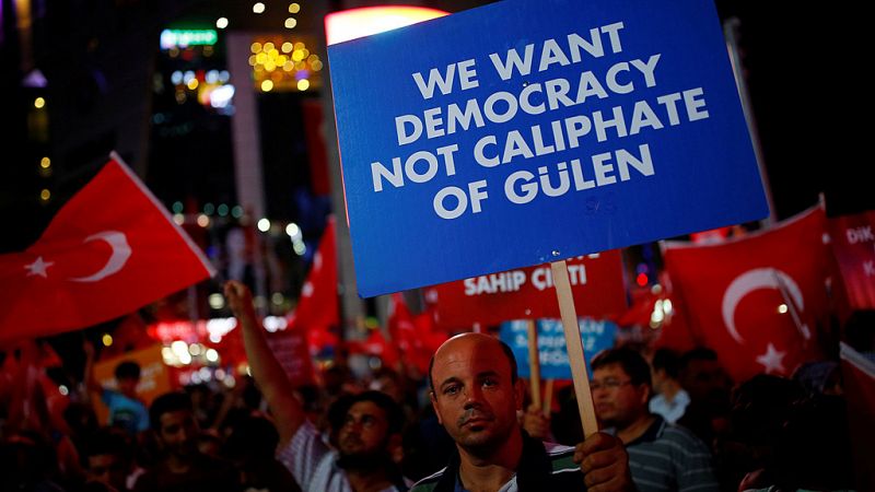 El Gobierno turco cierra un centenar de medios de comunicación por conexiones golpistas