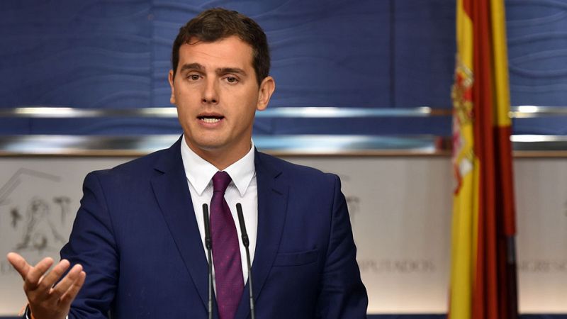 Rivera propone al rey dos posibles "soluciones" que implican el sí o la abstención del PSOE