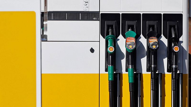 Los carburantes vuelven a abaratarse de cara a la operación salida de agosto