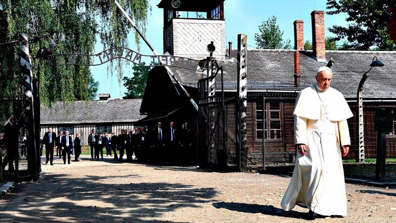 El papa visita los campos de concentración de Auschwitz y Birkenau: "Señor, perdón por tanta crueldad"