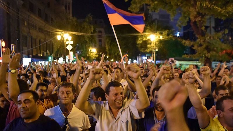 Más de 165 detenidos y 60 hospitalizados tras una noche de disturbios en Armenia