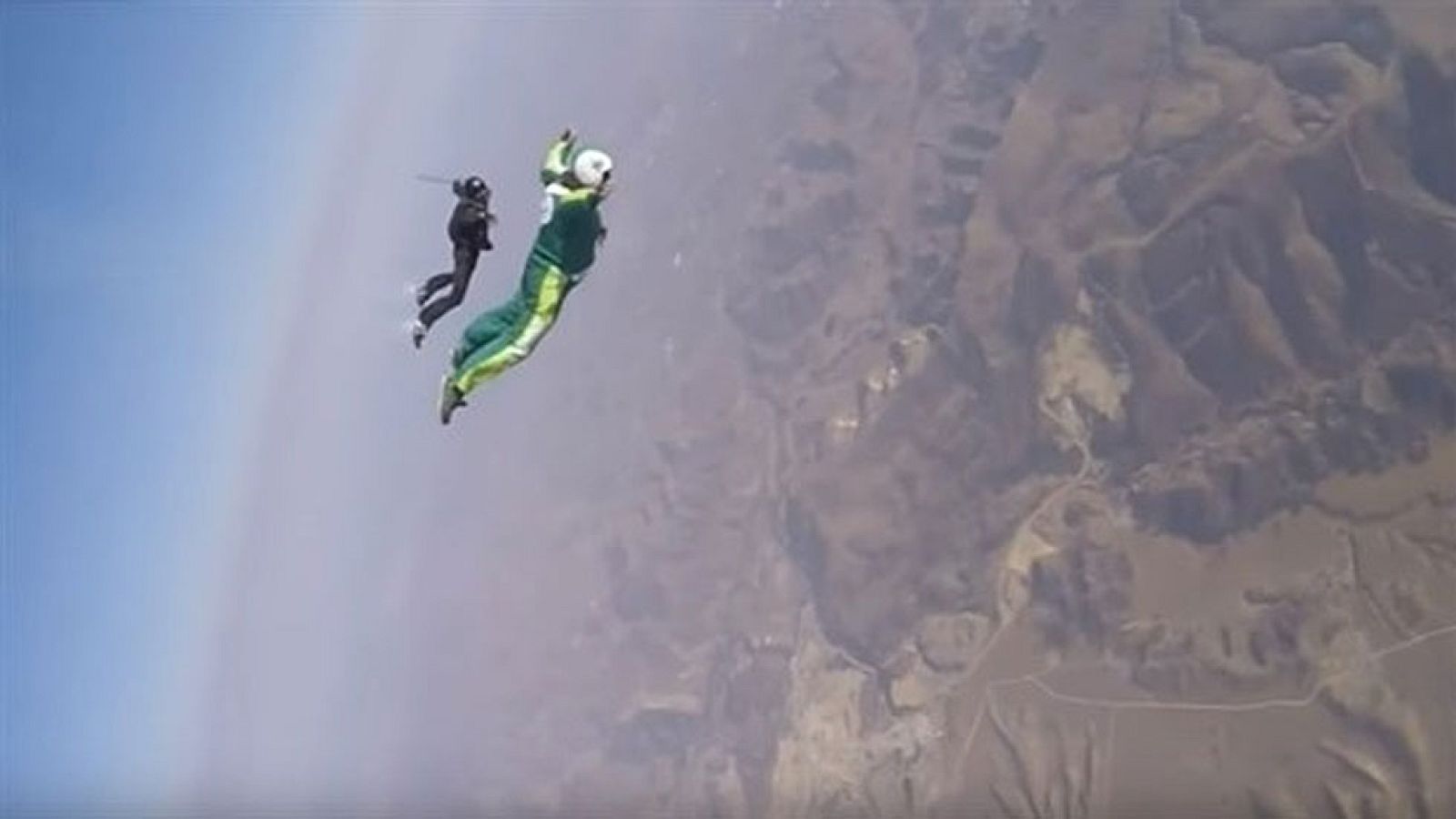 El estadounidense Luke Aikins bate el récord al saltar sin paracaídas desde 7.620 metros