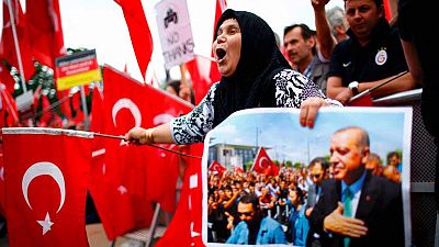 Erdogan muestra su fuerza en Alemania con una multitudinaria manifestacin en su apoyo en Colonia