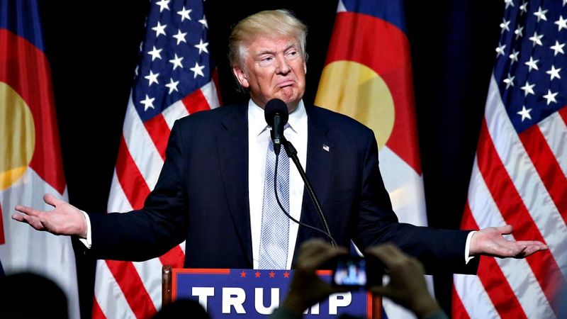 Trump desata una tormenta de críticas en su contra por arremeter contra los padres de un soldado muerto