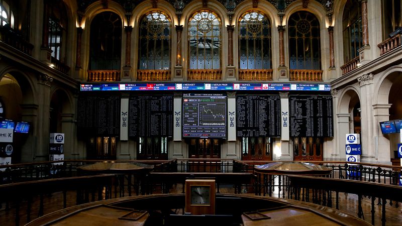 La Bolsa pierde el 2,77% y los 8.300 puntos, de nuevo lastrada por la banca