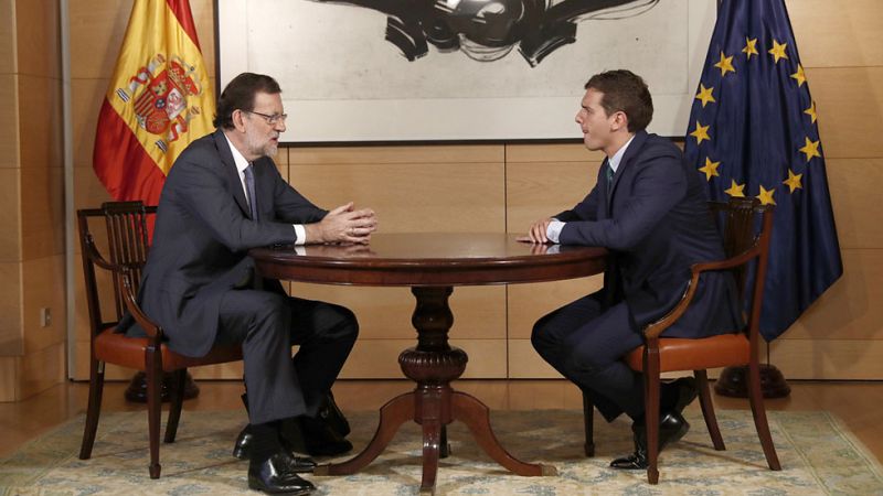 Rajoy celebra el ofrecimiento de C's, pero le pide más compromiso e insiste al PSOE en que le apoye