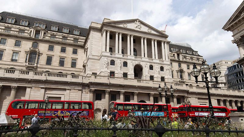 El Banco de Inglaterra baja los tipos de interés un cuarto de punto hasta el mínimo histórico del 0,25%