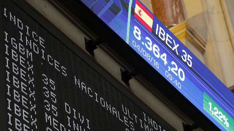 El IBEX 35 sube un 1,48% tras la decisión del Banco de Inglaterra de bajar el tipo de interés hasta el 0,25%