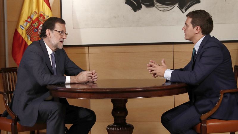 Rajoy y Rivera retoman las conversaciones y redoblan la presión sobre el PSOE