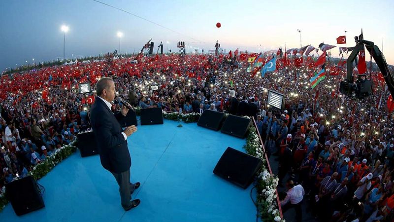 Erdogan aboga por restaurar la pena de muerte ante cientos de miles de personas