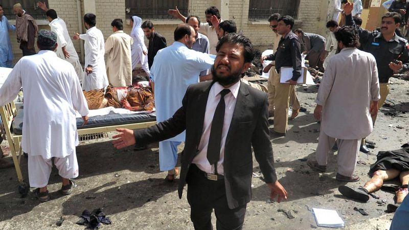 Un atentado suicida contra un hospital mata al menos a 70 personas en Pakistán
