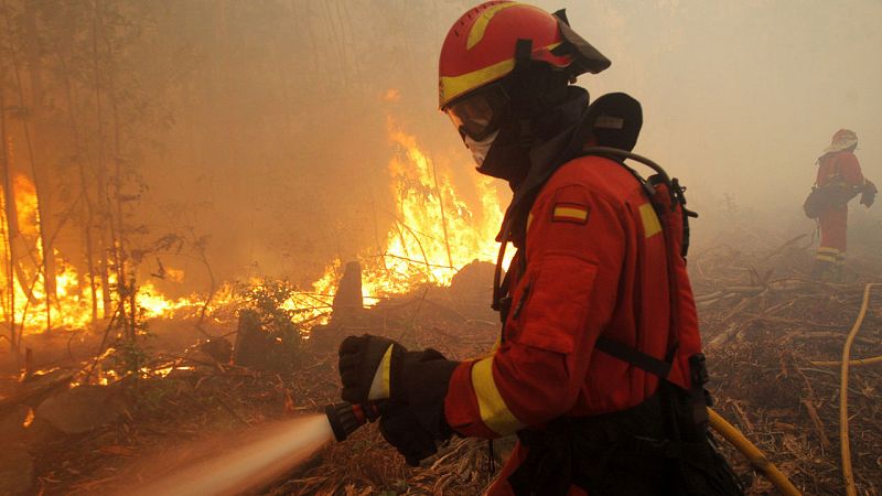 Cinco incendios con riesgo para la población se mantienen activos en Galicia