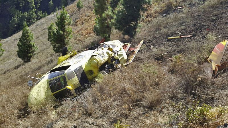 Un helicóptero de la brigada de incendios se estrella en La Palma y sus dos pilotos salen casi ilesos