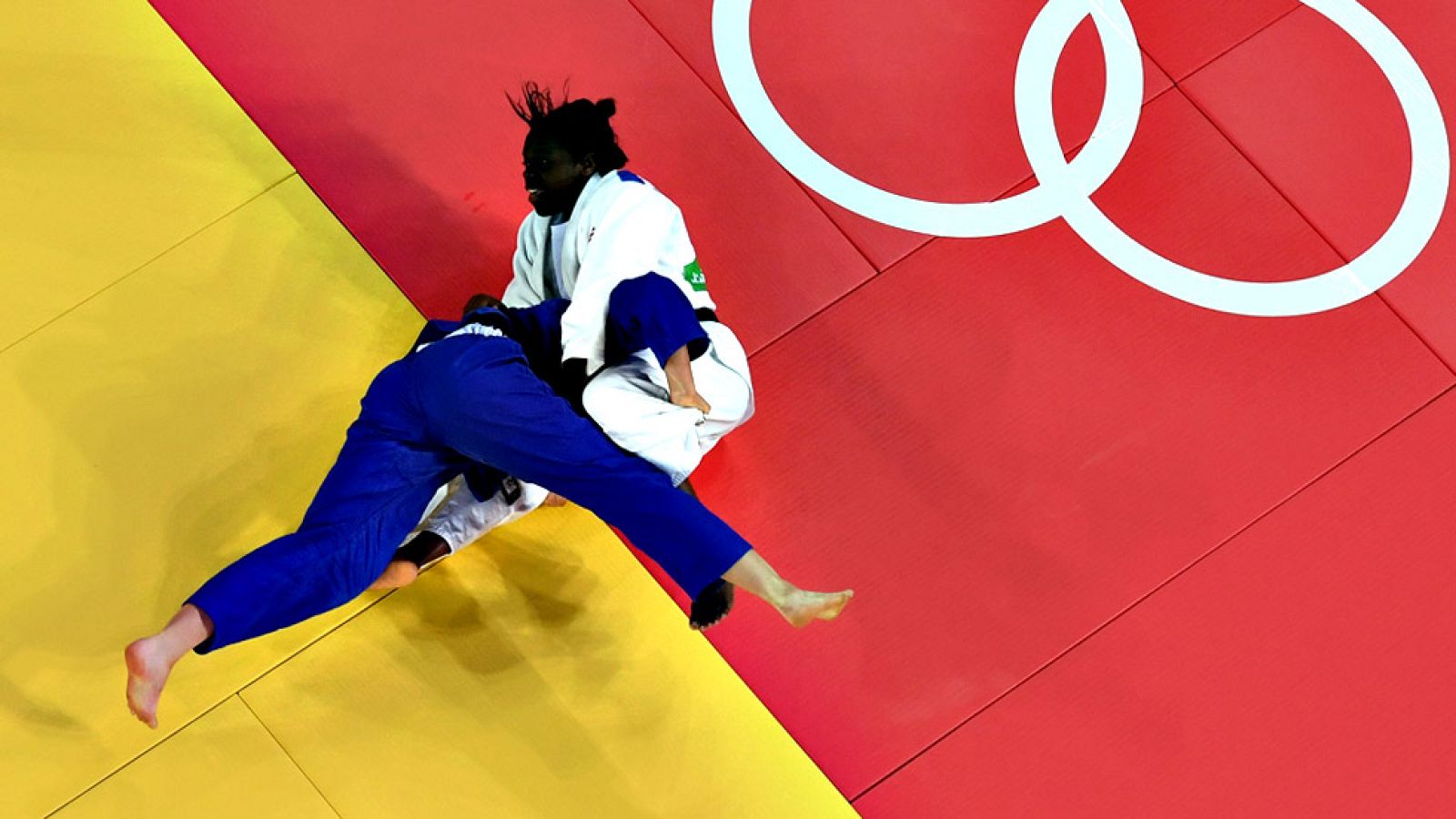 La judoca española María Bernabéu se quedó con la miel en los  labios este miércoles en la pelea por el bronce olímpico en Río de  Janeiro, donde cayó por un 'waza-ari' en la técnica de oro ante la  alemana Laura Vargas Koch, en categoría -70 kg. 