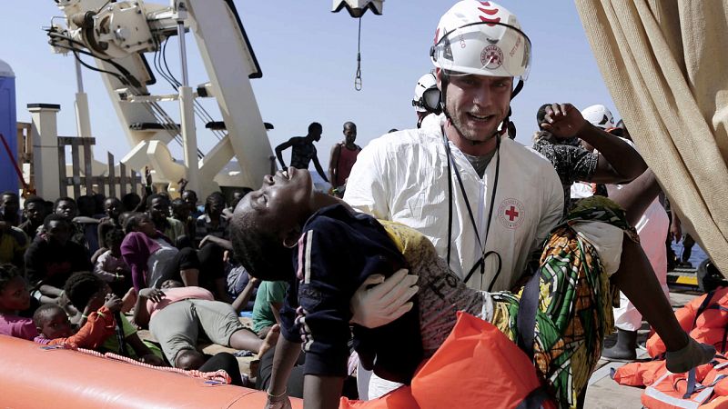 Cruz Roja rescata más de un centenar de migrantes del Mediterráneo en una sola noche