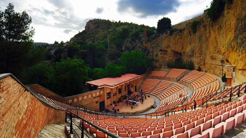 La localidad de Buñol se divide en el espectáculo bandístico 'Mano a mano'
