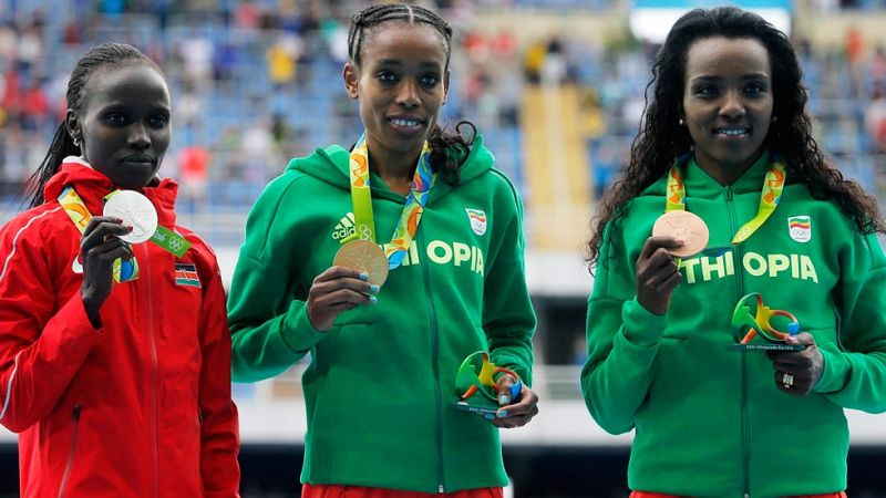 La etíope Ayana gana el oro en los 10.000 y pulveriza el récord mundial