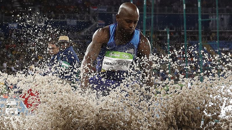 El estadounidense Jeff Henderson se lleva el oro en salto de longitud