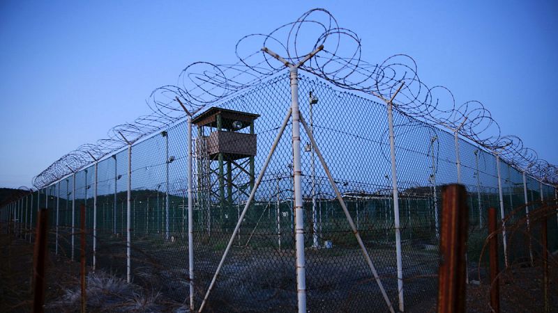 EE.UU. traslada a 15 presos de Guantánamo, la mayor transferencia de la era Obama