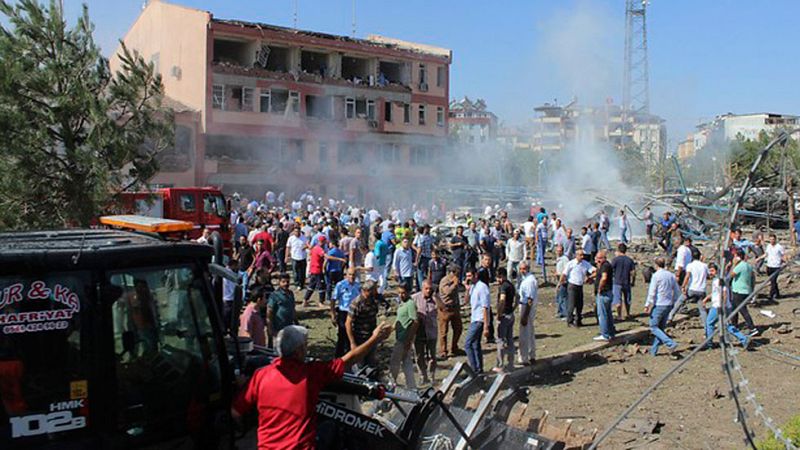 Una oleada de atentados contra la Policía en Turquía deja 14 muertos y centenares de heridos