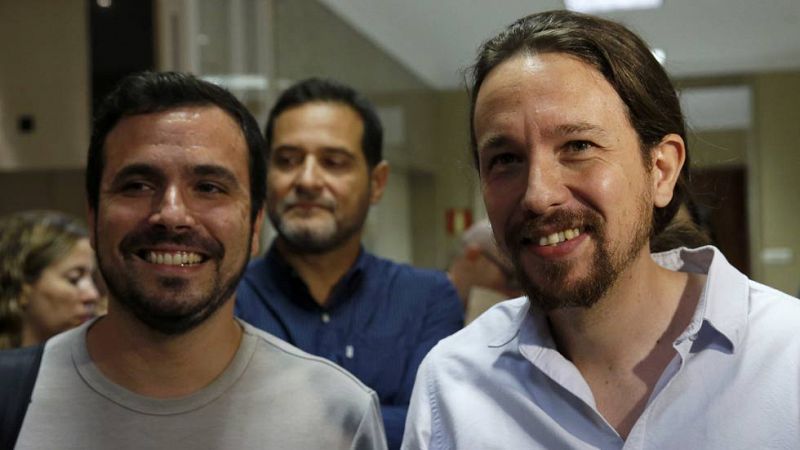 Iglesias afirma que Sánchez y él han hablado de buscar una alternativa si Rajoy falla pero el PSOE lo niega
