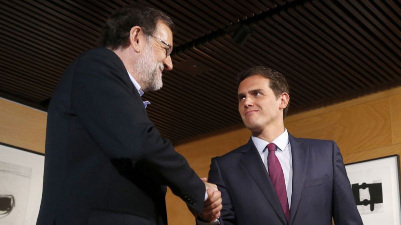 Rajoy anuncia que está en disposición de ir a la investidura y pide a Sánchez "colaboración" para no ir a las urnas