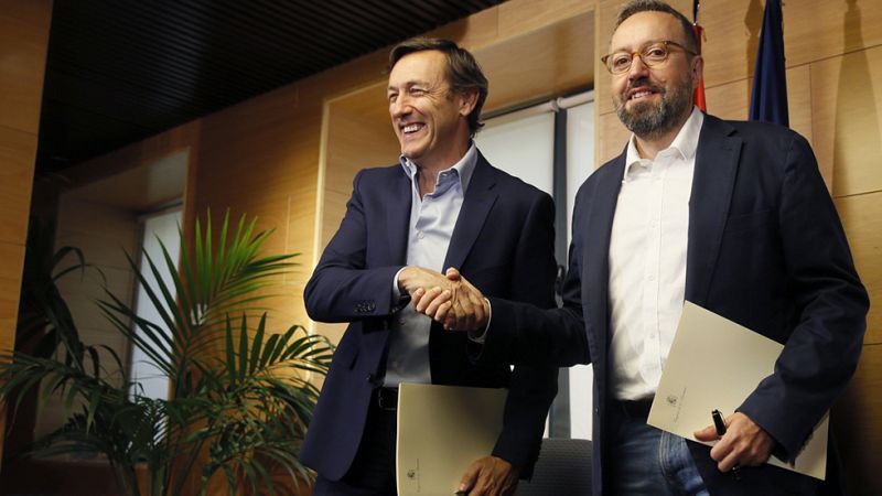 PP y Ciudadanos firman el pacto anticorrupción y comienzan las negociaciones para la investidura