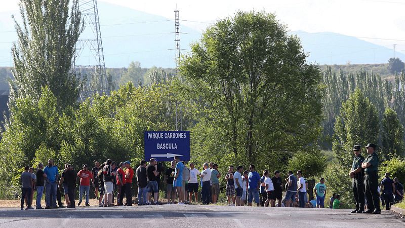 Los mineros de Astur Leonesa bloquean durante horas el acceso a la central térmica de Compostilla II, León